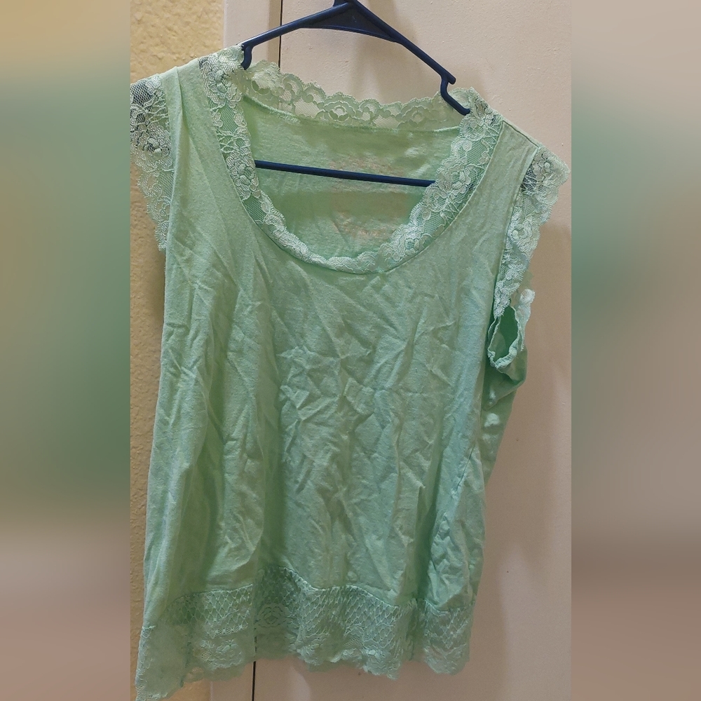 Adult womans Rue21 xl shirt